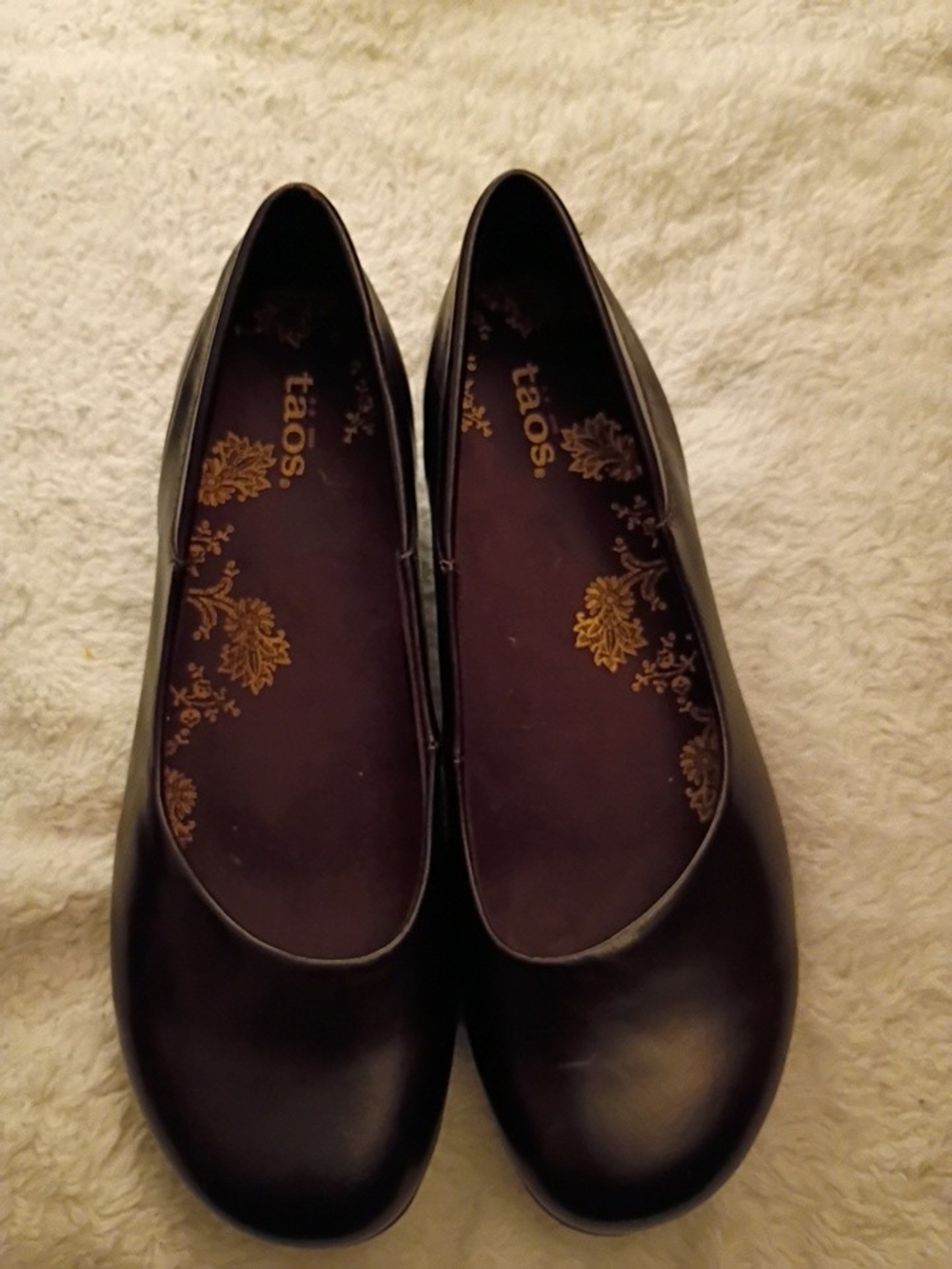 Gently Used TAOS Black Leather upper Comfort Dress Low Pumps Heels Shoes Sz7.5